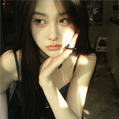 穿风信子蓝的少女